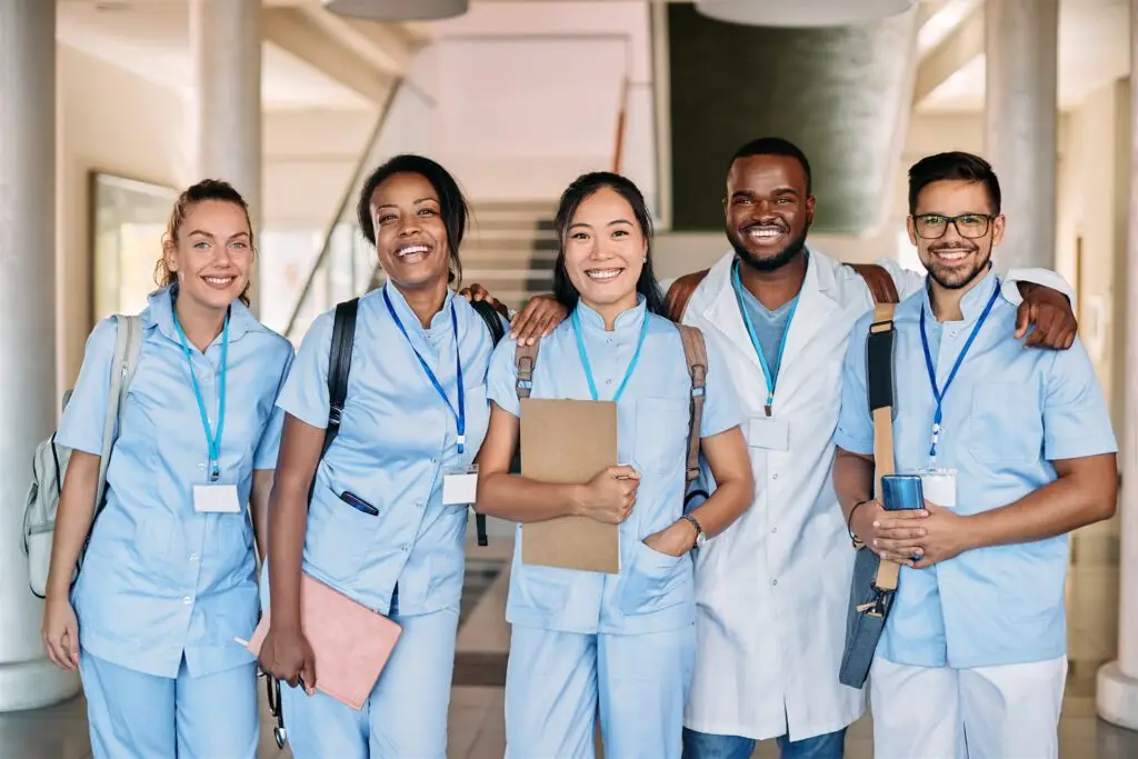 Internationales Team aus Pflege- und Gesundheitsfachkräften in einer Klinik