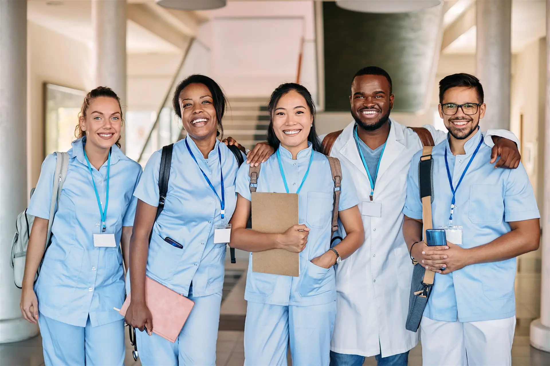 Internationales Team aus Pflege- und Gesundheitsfachkräften in einer Klinik